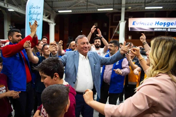 Üniversitelilerden Başkan Akay’a doğum günü sürprizi
