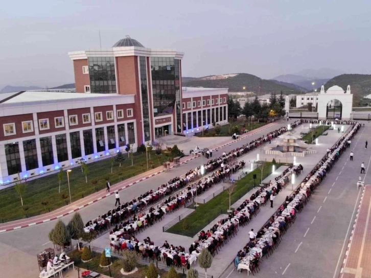 Üniversitenin akademik görevli ve personeli için iftar yemeği düzenlendi
