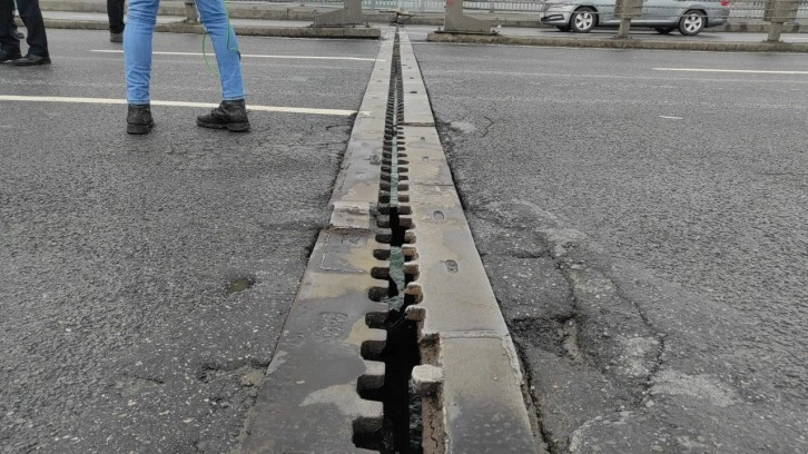 Unkapanı Köprüsü, bağlantı noktalarında yine ayrılma yaşandı. Köprü trafiğe kapatıldı