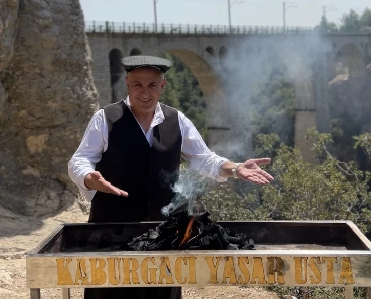 Ünlü kebapçı, "Adana İşi"nin klibinde oynadı
