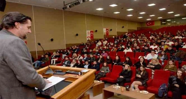 Ünlü tasarımcı Çak: "Kendinize inanın ve sevdiğiniz işi yapın"