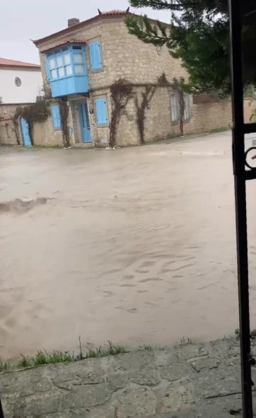 Ünlü tatil merkezi Çeşme’de caddeler göle döndü
