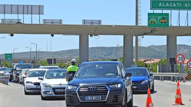 Ünlü tatil merkezi Çeşme'ye bayramda 217 bini aşkın araç giriş yaptı