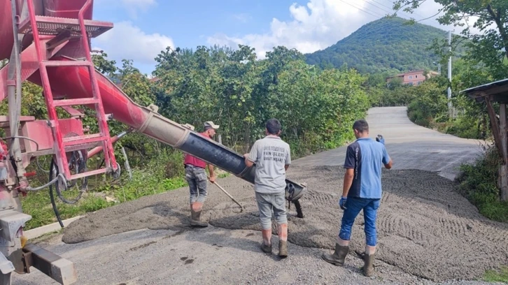 Ünye’de beton yol çalışmaları sürüyor
