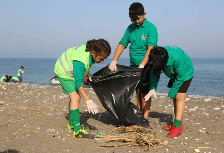 Üreme öncesi caretta carettaların yuva yaptığı sahil temizlendi
