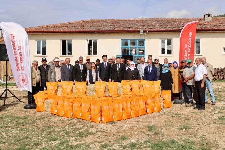 Üretici çiftçilere kanola tohumu dağıtıldı
