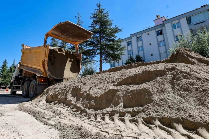 Uşak Belediyesi alt yapı ve üst yapı çalışmaları hız kesmeden devam ediyor
