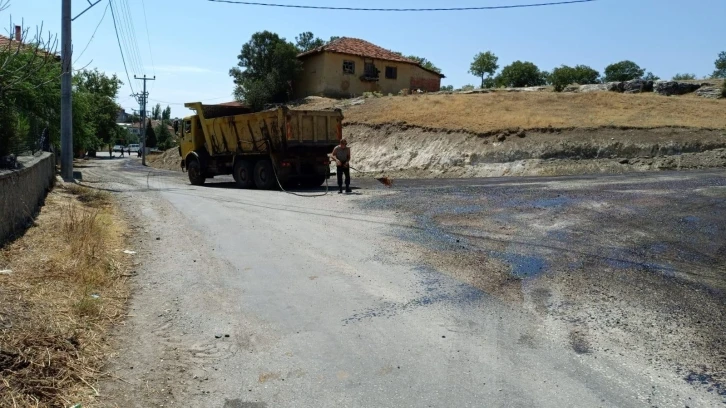 Uşak İl Özel İdaresi köy yollarında asfalt çalışmalarını sürdürüyor
