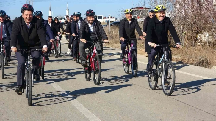 Uşak protokolü farkındalık için bisiklet sürdü
