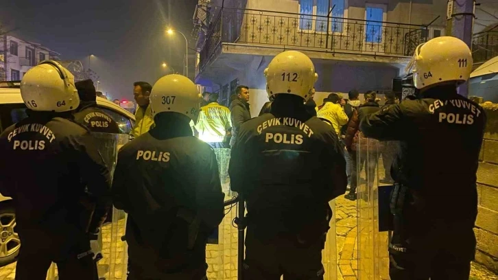 Uşak’ta “dur” ihtarına uymayan şüpheliler polis aracını yumrukladı
