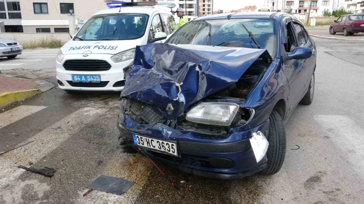 Uşak’ta hafif ticari araç ile otomobil çarpıştı: 1’i bebek 7 yaralı
