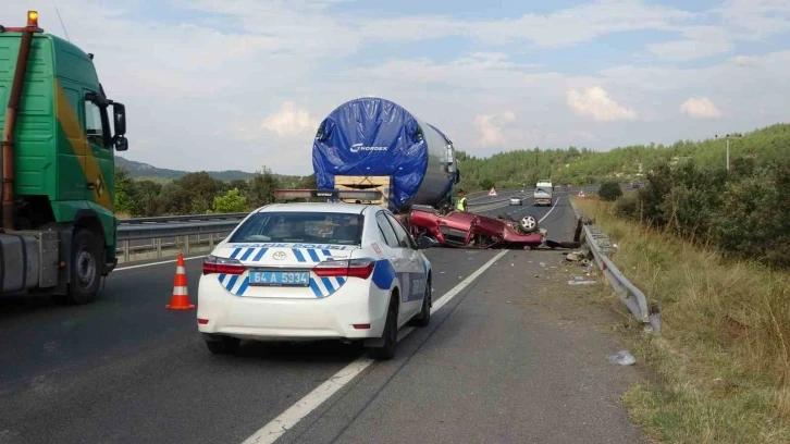 Uşak’ta otomobil bariyerlere çarptı: 1 ölü, 3 yaralı
