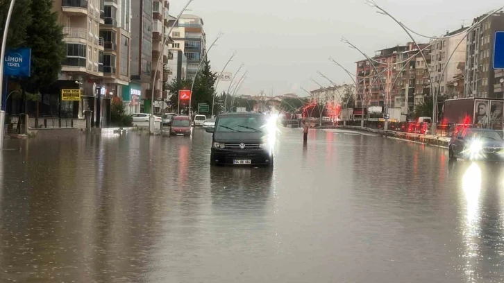 Uşak’ta sağanak yağış yolları göle çevirdi
