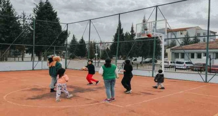 Uşak Üniversitesi’nin depremzedelere destekleri sürüyor