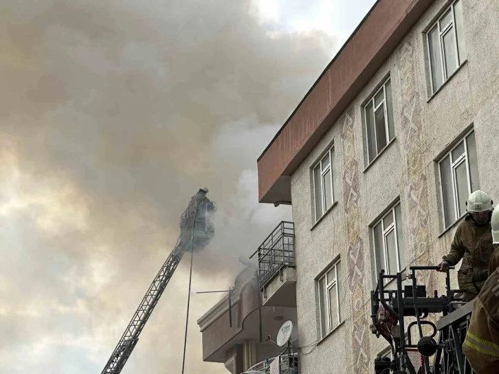 Üsküdar’da 5 katlı binada çıkan yangın 2 binaya daha sirayet etti
