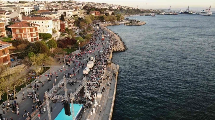 Üsküdar’da 80 bin kişi 2 kilometrelik iftar sofrasında buluştu
