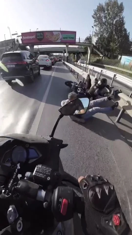 Üsküdar’da akan trafikte karşıya geçmek istedi, motosiklet çarptı
