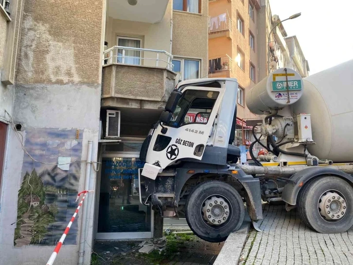 Üsküdar’da beton mikserinin binaya çarptığı anlar kamerada
