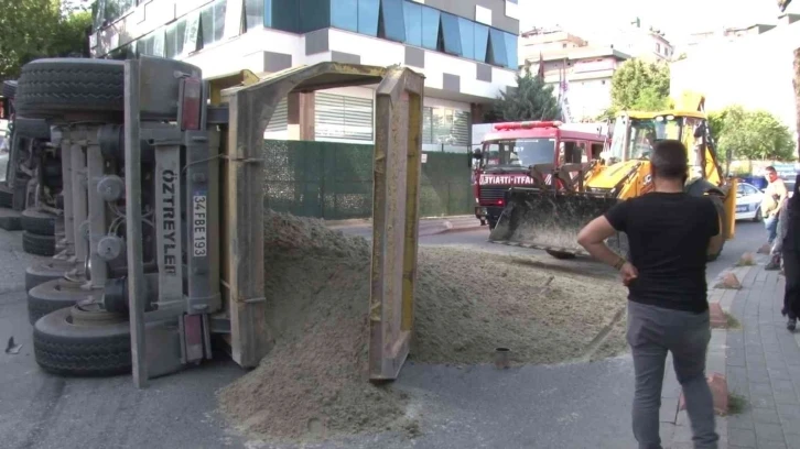 Üsküdar’da hafriyat yüklü tır devrildi: 3 araç hasar gördü
