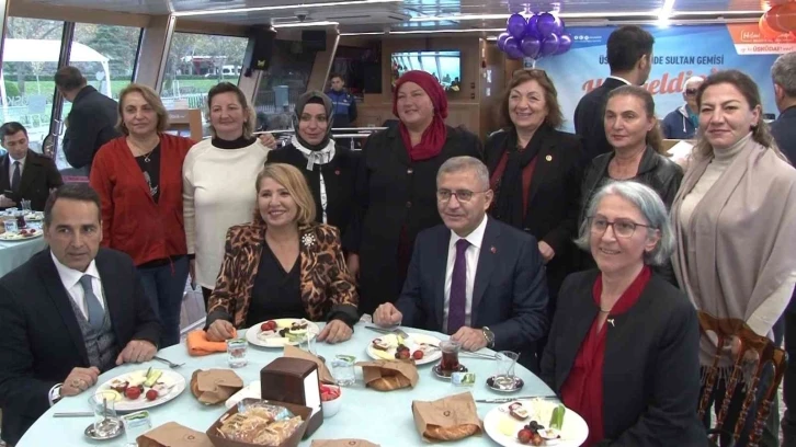 Üsküdar’da kadın muhtarlar, kadına şiddete ’dur’ demek için mor ve turuncu balonları gökyüzüne bıraktı
