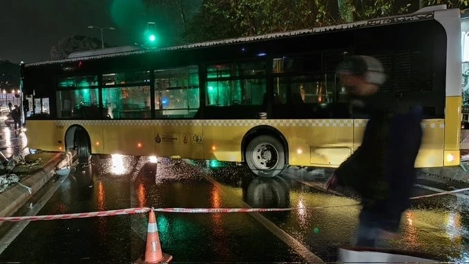 Üsküdar’da kaygan yolda kontrolden çıkan İETT otobüsü direğe çarptı
