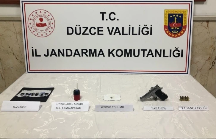 Uyuşturucu kullanıcıları yol kontrolünde yakalandı
