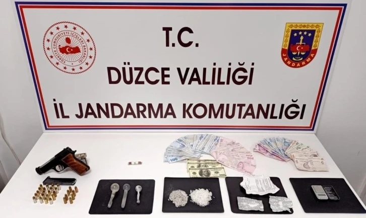 Uyuşturucu satıcısı sahte dolarla yakalandı
