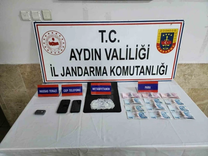 Uyuşturucuyu vites topuzuna gizlediler, jandarmadan kaçamadılar
