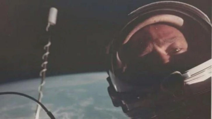 Uzayda ilk selfie de satışa çıkarılıyor