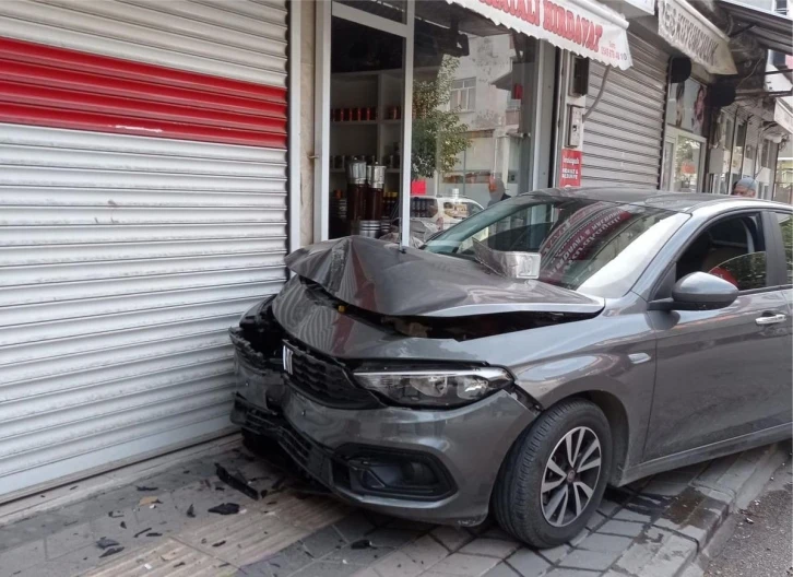 Üzerine elektrik direği düşen kadın ağır yaralandı
