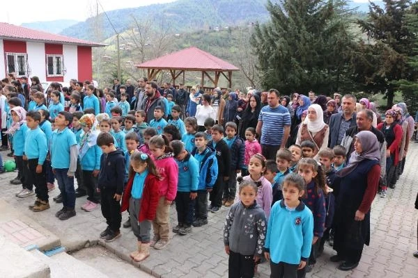 Üzerine kaya düşen otomobilde ölen öğretmenlerin yakınları, öğrencilerle buluştu