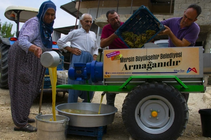 Üzümleri makine sıkıyor, üretici dinleniyor
