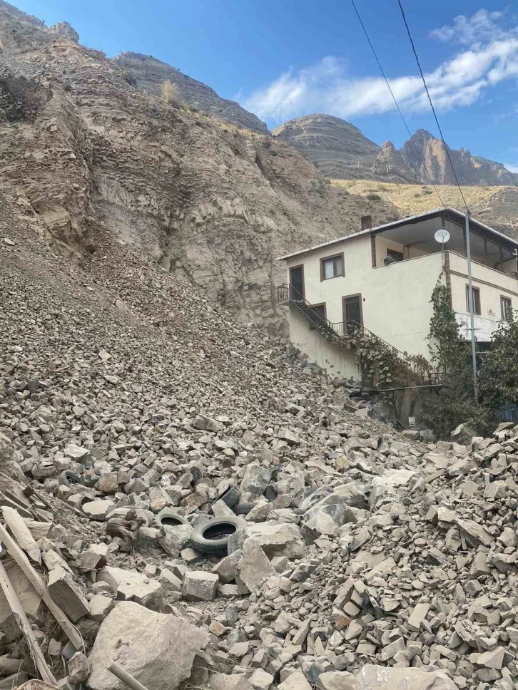 Uzundere’de heyelan önleme çalışmaları, ev ve iş yerlerinde hasara yol açtı
