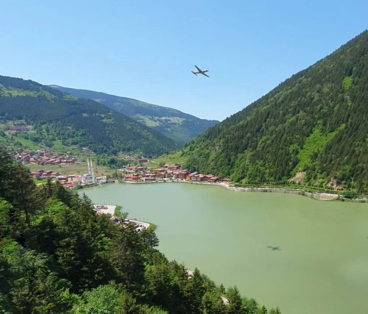 Uzungöl üzerindeki uçağı görünce gözlerine inanamadılar, o anları kayda aldılar
