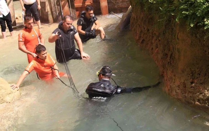 Vadideki suyun altında devasa kayaya sıkışıp ölen çocuğu kurtarma çalışması sürüyor
