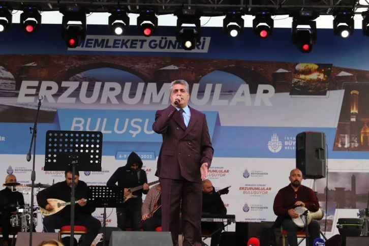 Vahit Alkır sahne performansıyla ayakta alkışlandı
