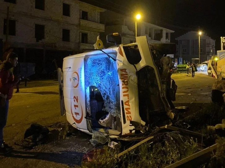 Vakaya giden ambulans kaza yaptı: 3 yaralı
