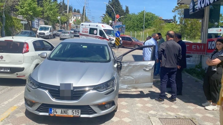 Vakaya giden ambulans otomobille çarpıştı: 1 yaralı
