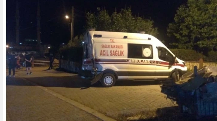 Vakaya giden iki ambulans kaza yaptı: 3 yaralı
