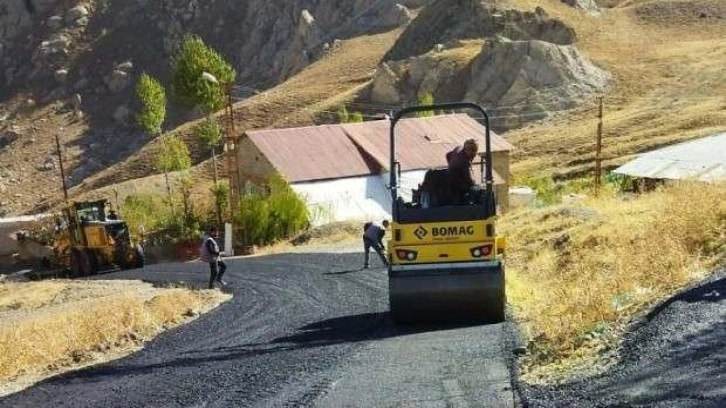 Vali Akbıyık: Hakkari'ye 1 yılda 25 kilometre asfalt serimi yaptık