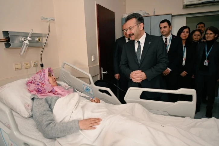 Vali Aksoy, Aydın’da tedavi gören depremzede vatandaşlarla görüştü
