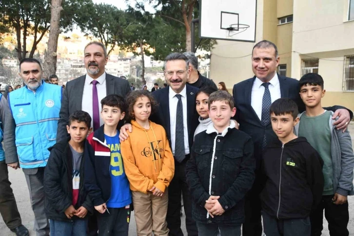 Vali Aksoy, Söke’de konuk edilen depremzedeler ile görüştü
