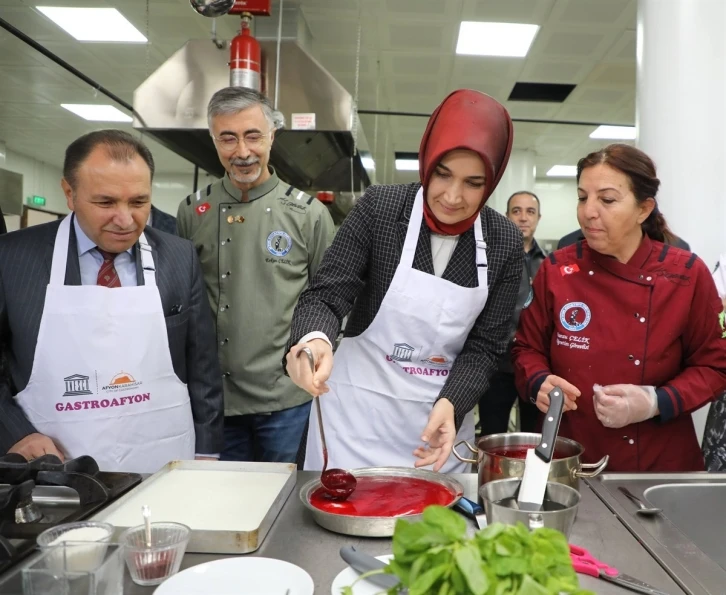 Vali aşçı önlüğünü giyinip ocağın başına geçti
