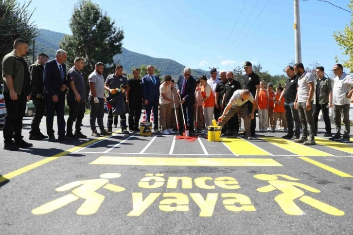 Vali Aslan öğrencilerle boya yaptı
