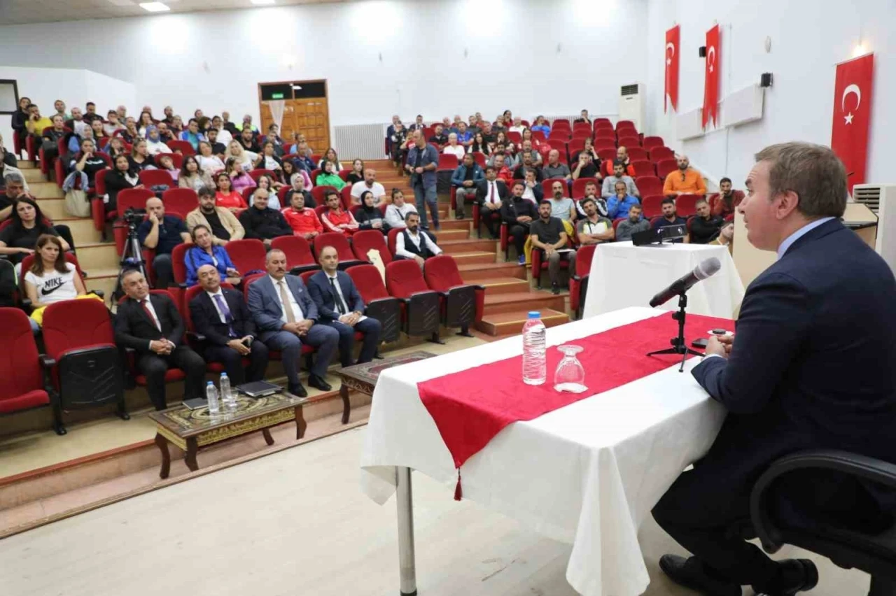 Vali Aydoğdu, beden eğitimi öğretmenleri ve spor antrenörleriyle bir araya gelerek istişarelerde bulundu
