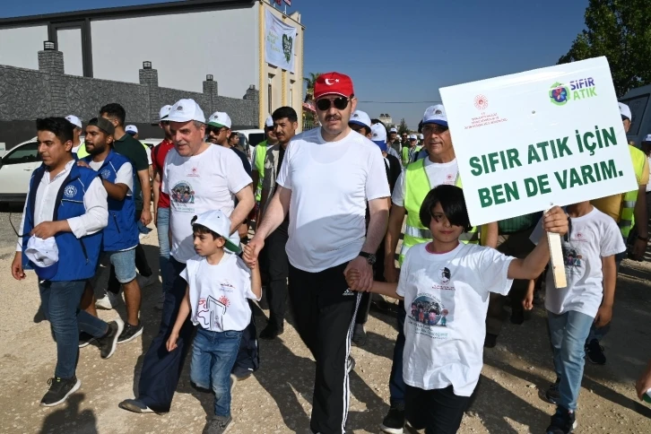 Vali Ayhan, çevre haftası etkinliğinde yürüyüş yaptı
