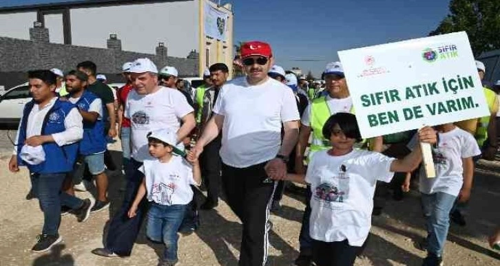 Vali Ayhan, çevre haftası etkinliğinde yürüyüş yaptı