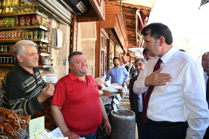 Vali Ayhan’dan çarşı ve şehitlik ziyareti
