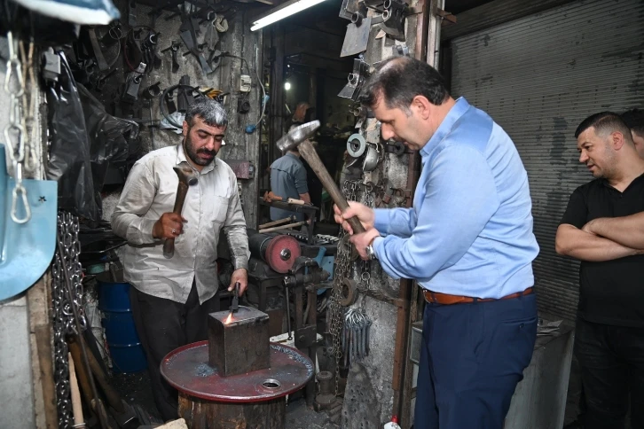 Vali Ayhan demir dövüp bakıra şekil verdi
