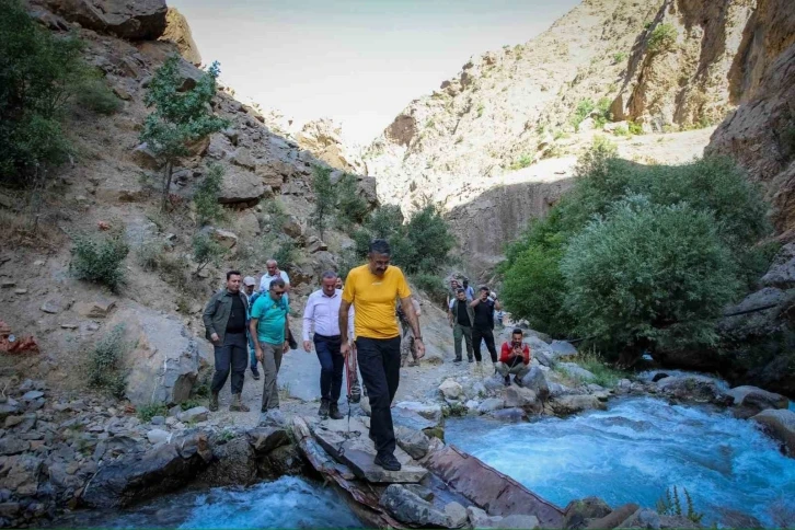 Vali Çelik 2 bin 300 rakımdaki su kaynağında incelemelerde bulundu
